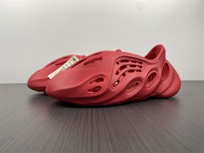 Y**zy foam runner red
