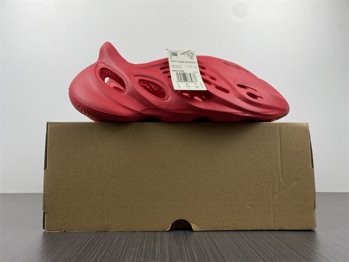 Y**zy foam runner red