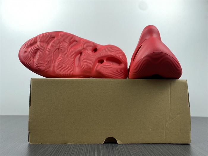 Y**zy foam runner red