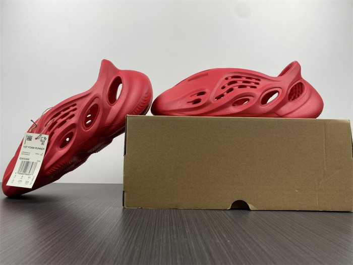 Y**zy foam runner red