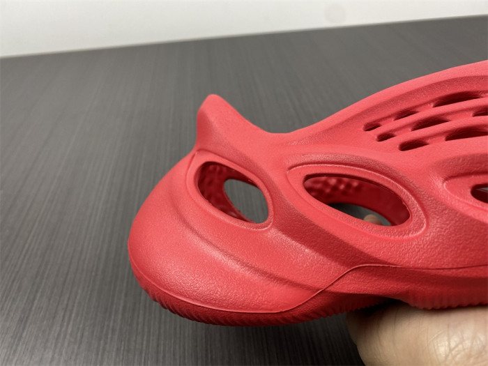 Y**zy foam runner red