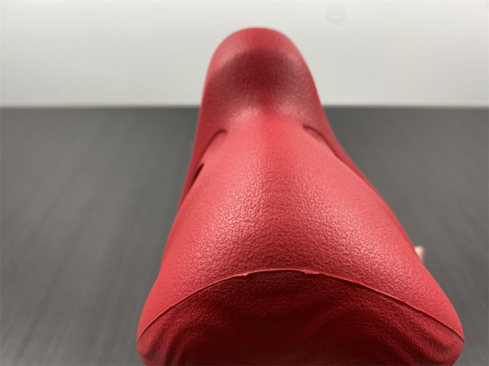 Y**zy foam runner red