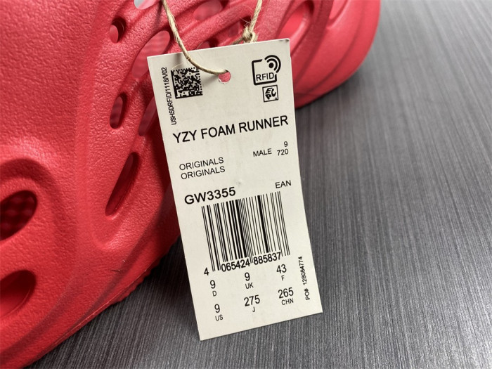 Y**zy foam runner red