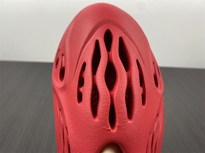 Y**zy foam runner red
