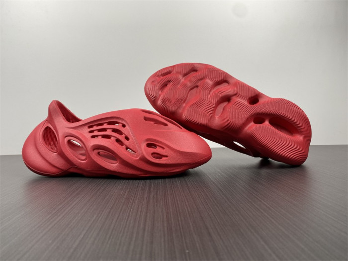 Y**zy foam runner red