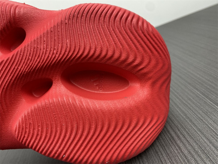 Y**zy foam runner red