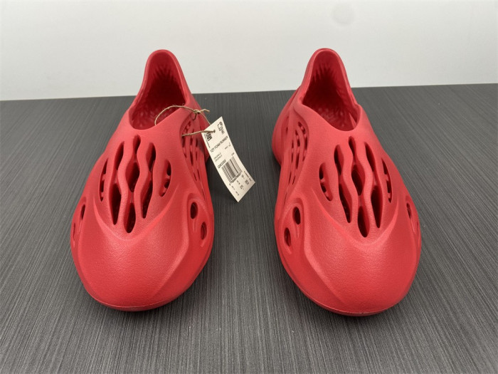 Y**zy foam runner red