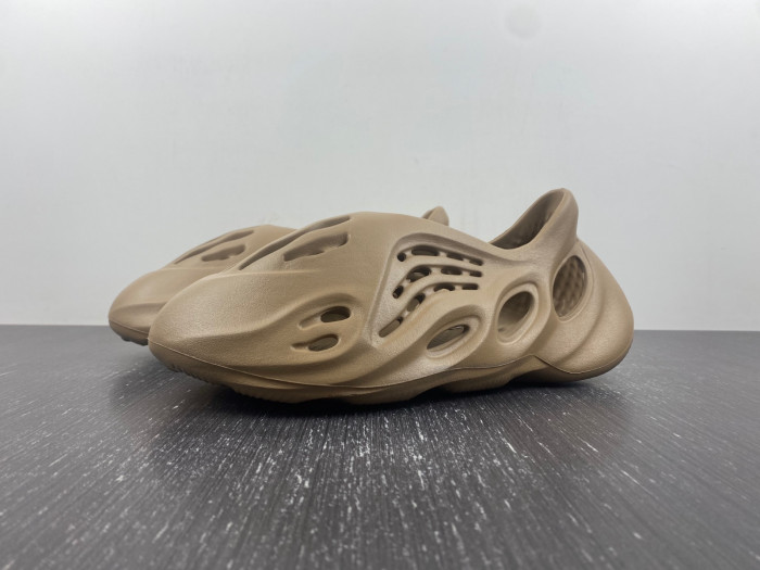 Y**zy foam runner ''clay taupe'' gv6842