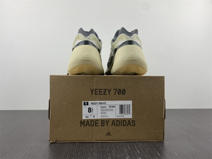 a*d*i*s Y**zy 700 v3 fade salt id1674