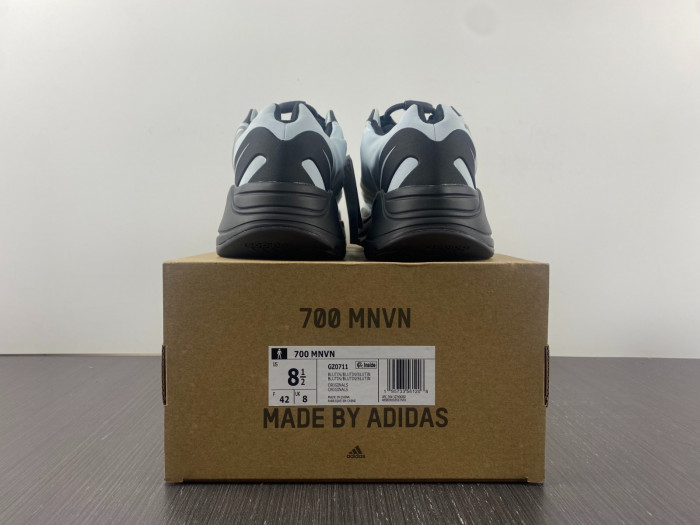 a*d*i*s Y**zy boost 700 mnvn blue tint - gz0711