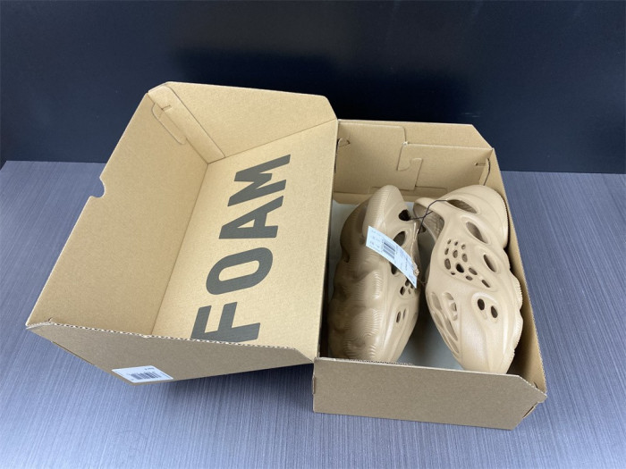 a*d*i*s Y**zy foam runner 