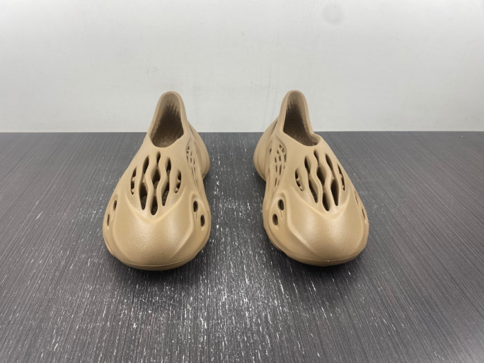 Y**zy foam runner