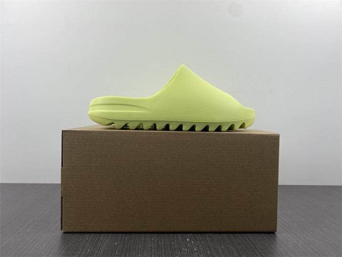 a*d*i*s Y**zy slide glow green (2022) hq6447