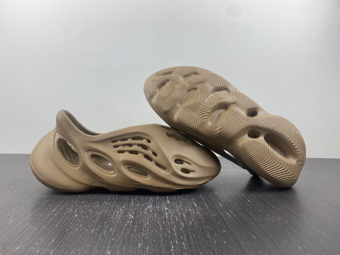 Y**zy foam runner