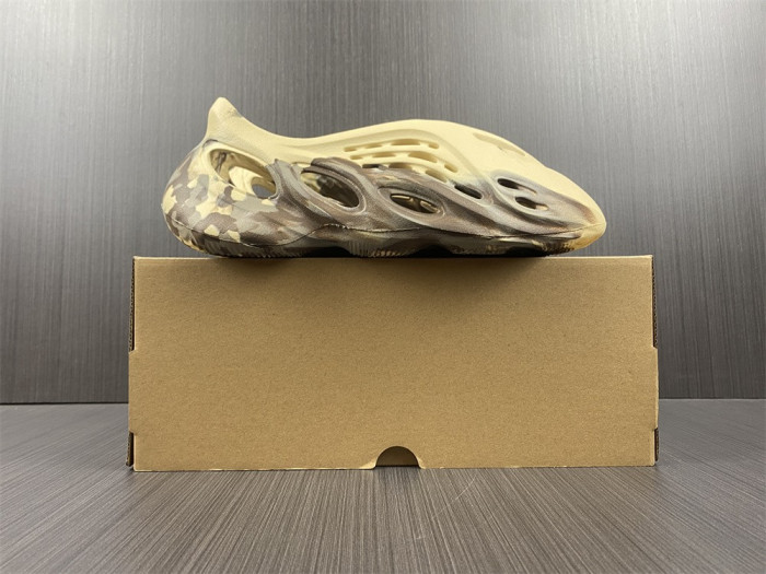 a*d*i*s Y**zy foam rnnr mx cream clay gx8774