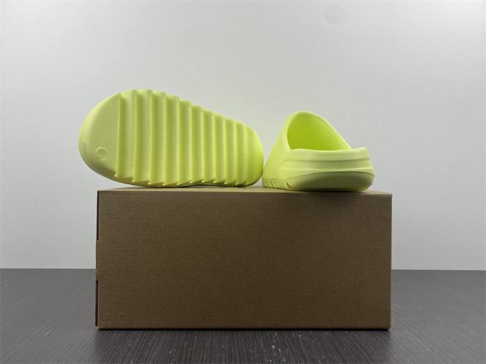 a*d*i*s Y**zy slide glow green (2022) hq6447
