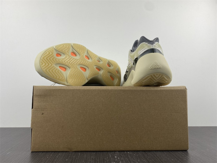 a*d*i*s Y**zy 700 v3 fade salt id1674