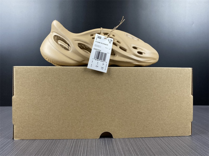 a*d*i*s Y**zy foam runner 