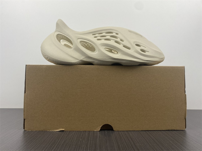 a*d*i*s Y**zy foam rnnr sand fy4567