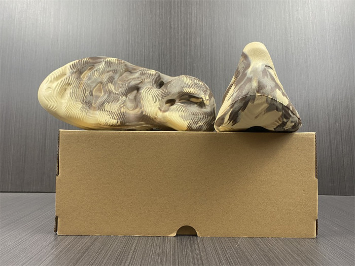 a*d*i*s Y**zy foam rnnr mx cream clay gx8774