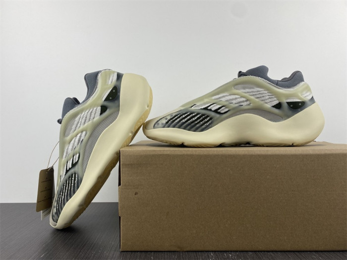 a*d*i*s Y**zy 700 v3 fade salt id1674