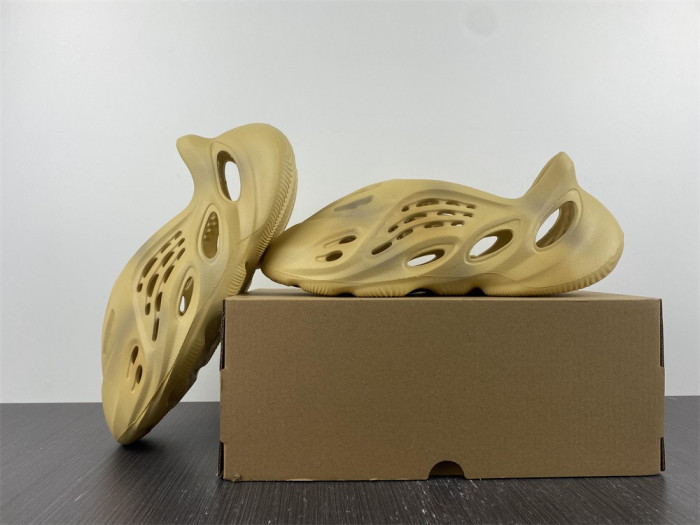 a*d*i*s Y**zy foam rnr desert sand - gv6843