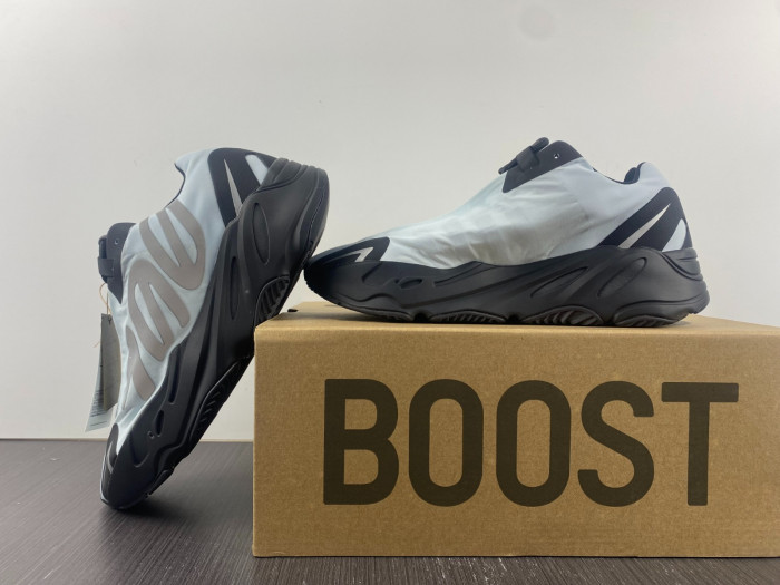 a*d*i*s Y**zy boost 700 mnvn blue tint - gz0711