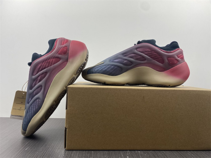 a*d*i*s Y**zy 700 v3 "fade carbon" gw1814