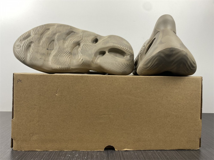 a*d*i*s Y**zy foam rnnr stone sage - gx4472