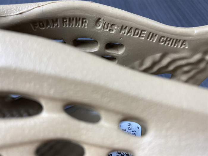 a*d*i*s Y**zy foam runner 