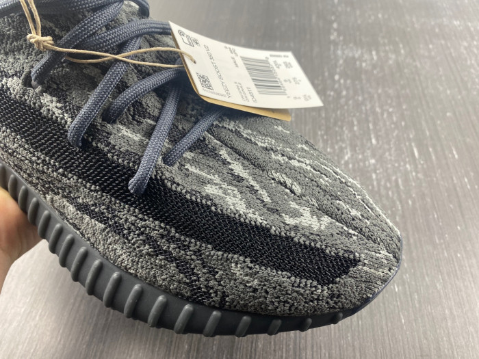 a*d*i*s Y**zy boost 350v2 dark salt id4811