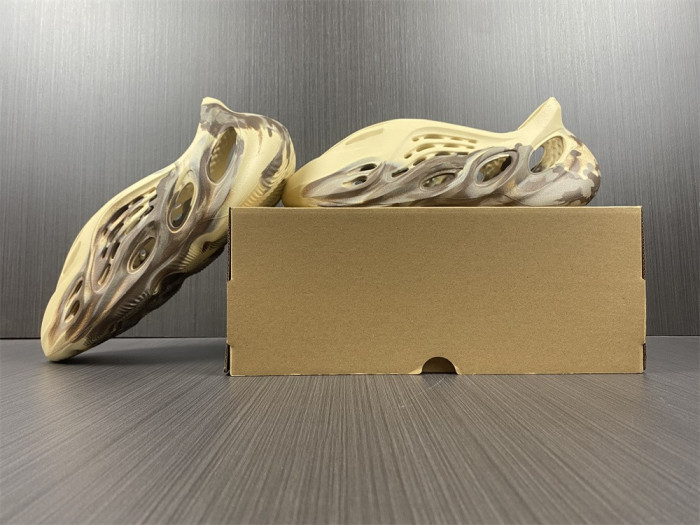 a*d*i*s Y**zy foam rnnr mx cream clay gx8774