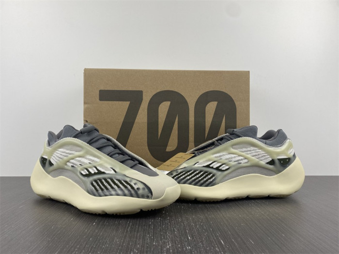 a*d*i*s Y**zy 700 v3 fade salt id1674