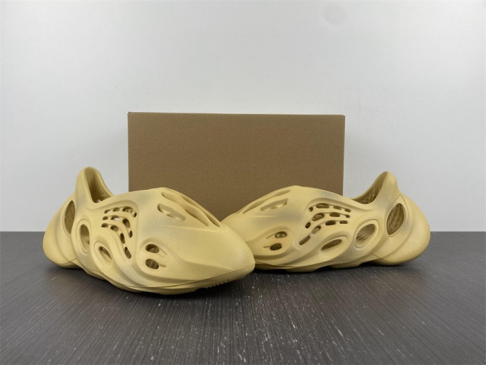 a*d*i*s Y**zy foam rnr desert sand - gv6843