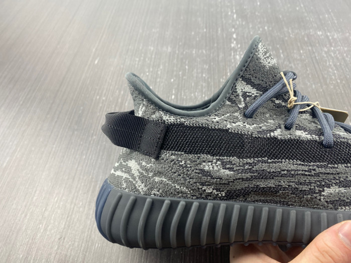 a*d*i*s Y**zy boost 350v2 dark salt id4811