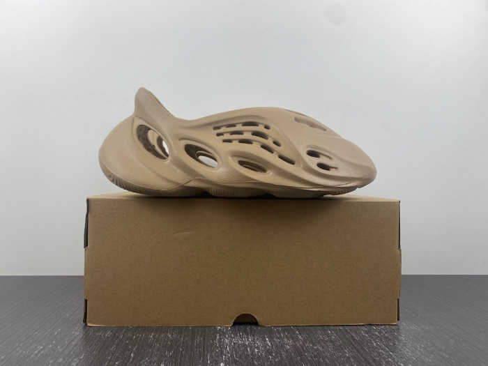 Y**zy foam runner