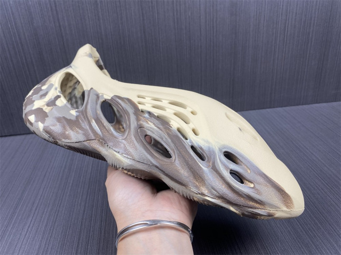 a*d*i*s Y**zy foam rnnr mx cream clay gx8774