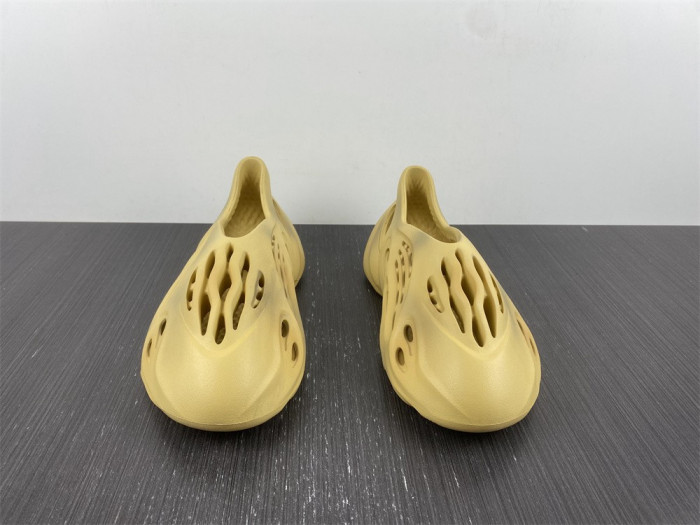 a*d*i*s Y**zy foam rnr desert sand - gv6843