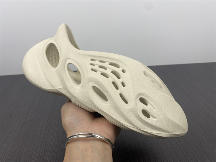 a*d*i*s Y**zy foam rnnr sand fy4567