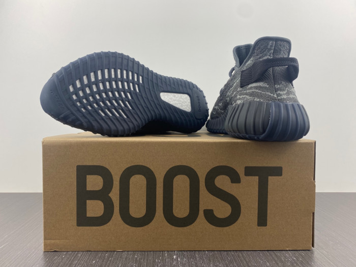 a*d*i*s Y**zy boost 350v2 dark salt id4811