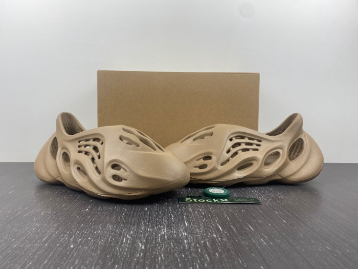 Y**zy foam runner