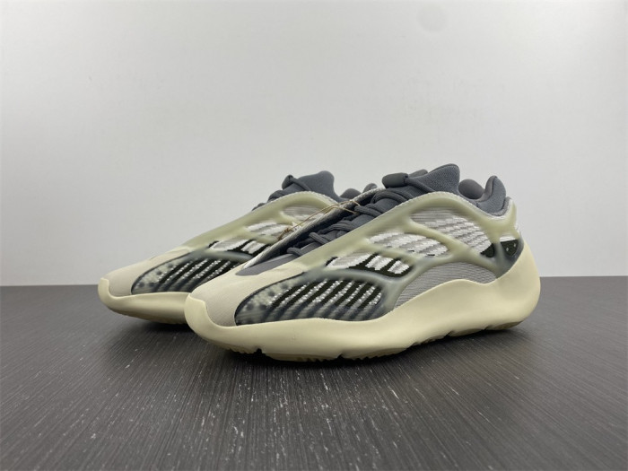 a*d*i*s Y**zy 700 v3 fade salt id1674