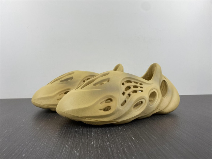 a*d*i*s Y**zy foam rnr desert sand - gv6843