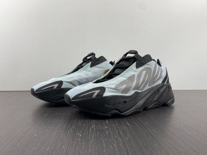 a*d*i*s Y**zy boost 700 mnvn blue tint - gz0711