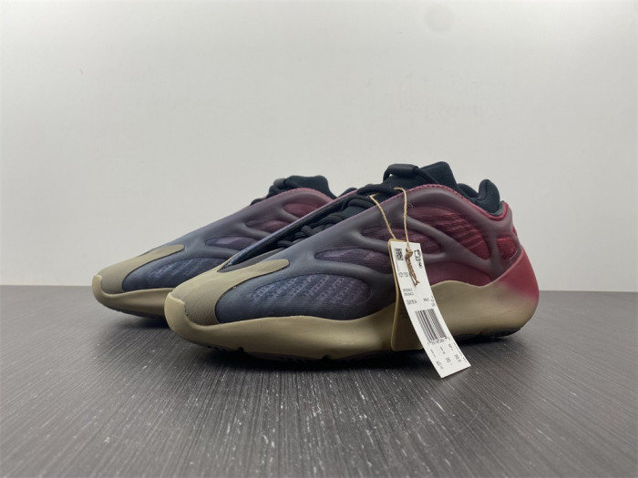 a*d*i*s Y**zy 700 v3 "fade carbon" gw1814