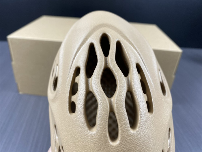 a*d*i*s Y**zy foam runner 