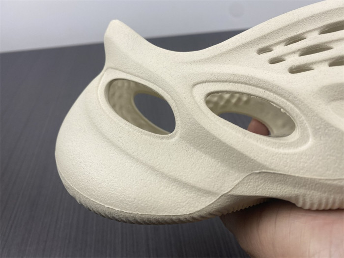 a*d*i*s Y**zy foam rnnr sand fy4567