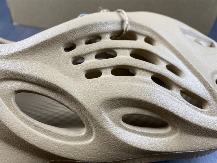 a*d*i*s Y**zy foam runner 