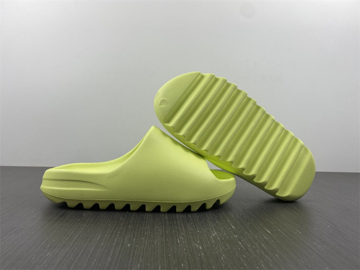 a*d*i*s Y**zy slide glow green (2022) hq6447