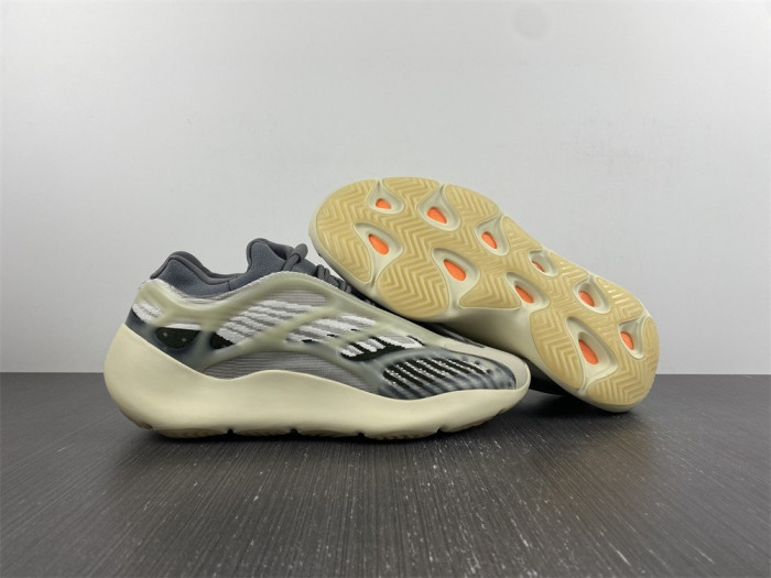 a*d*i*s Y**zy 700 v3 fade salt id1674